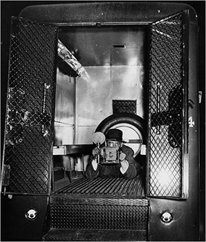 &bdquo;Policijos vagonas - mano studija&rdquo; - Weegee, 1938