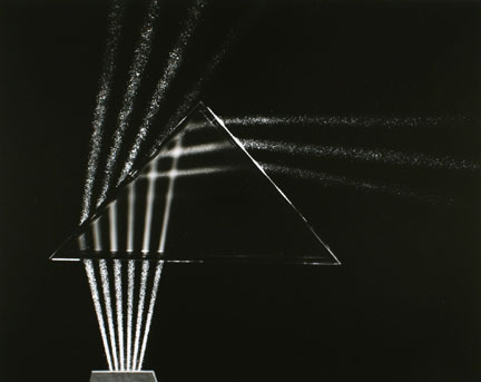 &Scaron;vieos spinduliai lūžta per stiklą, 1982, Berenice Abbott